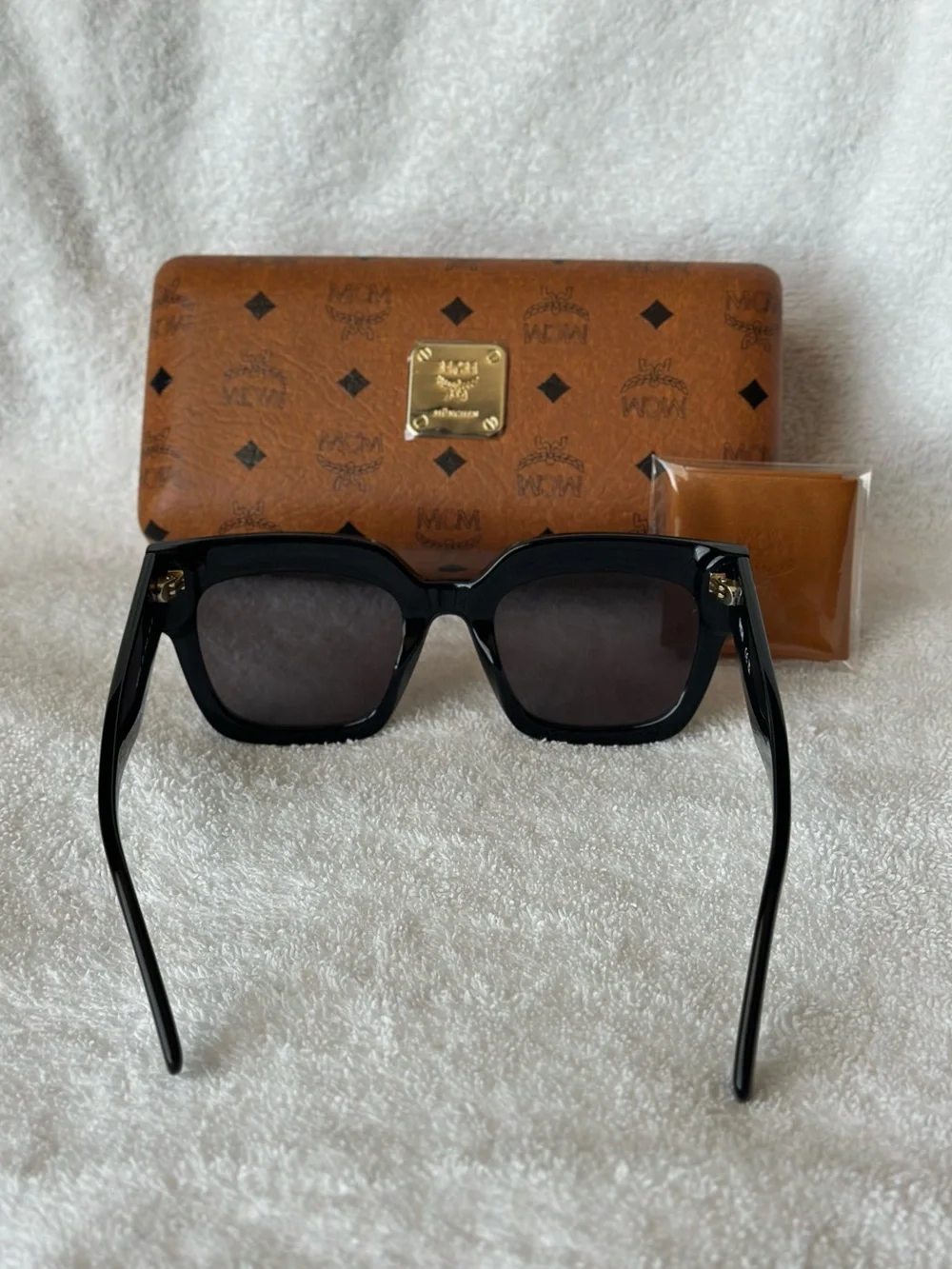 Full Inclusion MCM Black Sunglasses - Authenticated by Poizon - Picture 7 of 12